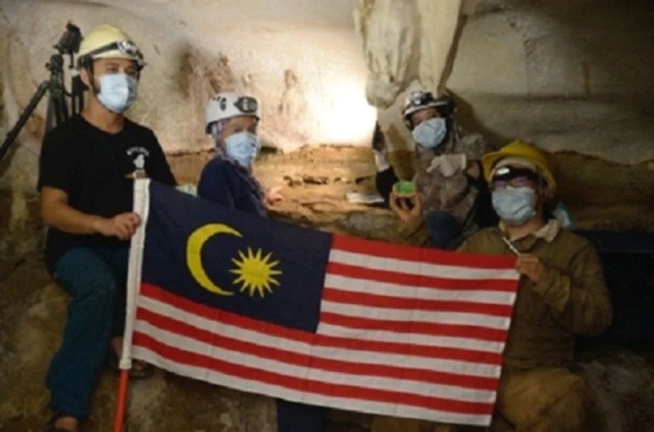 Researchers in the cave where the fossil was found in Gopeng, Perak. (Credit: UM via Berita Harian)