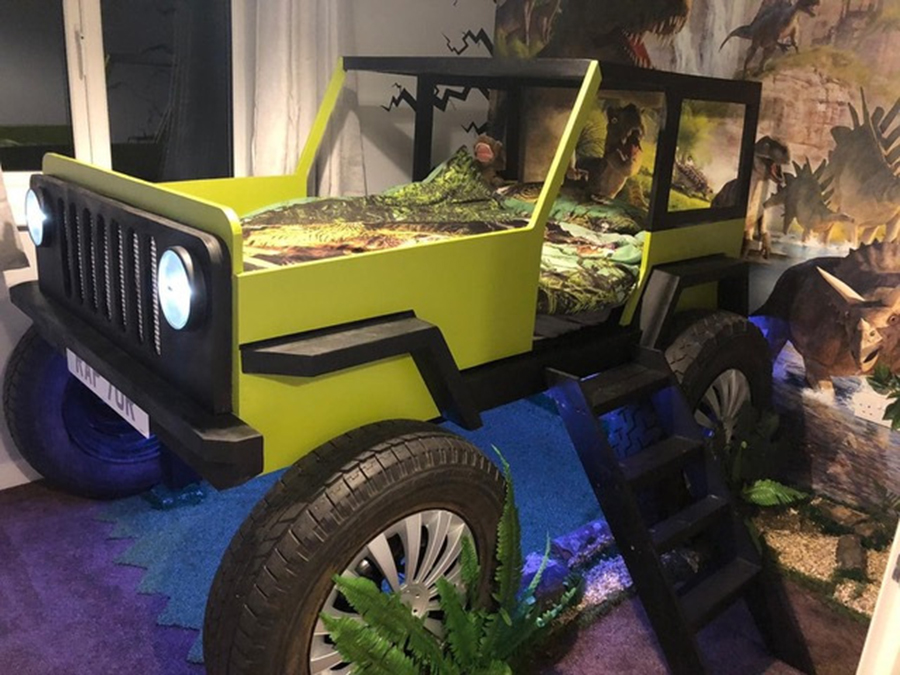 A mum and dad have made an epic Jurassic Park-themed bedroom for £250. Credit: Latestdeals.co.uk